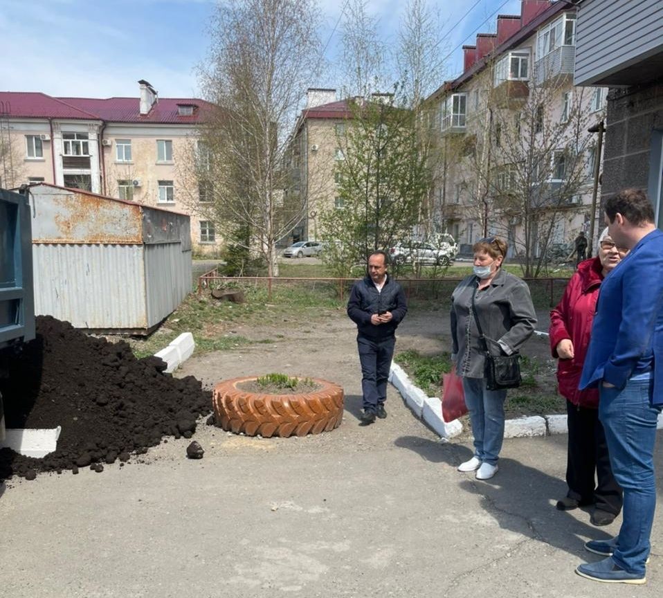 По просьбе жителей своего округа Армен Микаелян привез землю для  палисадников